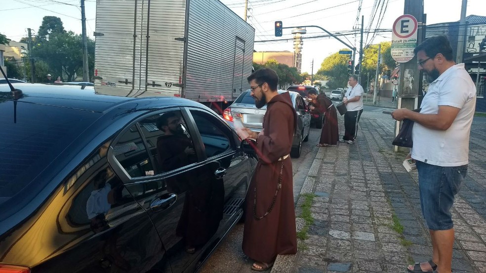 Motoristas fazem fila para benzer carros em Curitiba  â Foto: Dulcineia Novaes/RPC