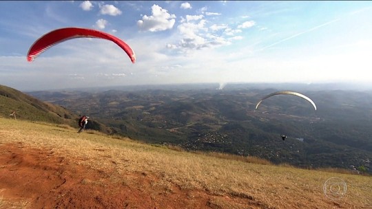 Pilotos de paraglider sobrevoam Brumadinho e lançam sementes