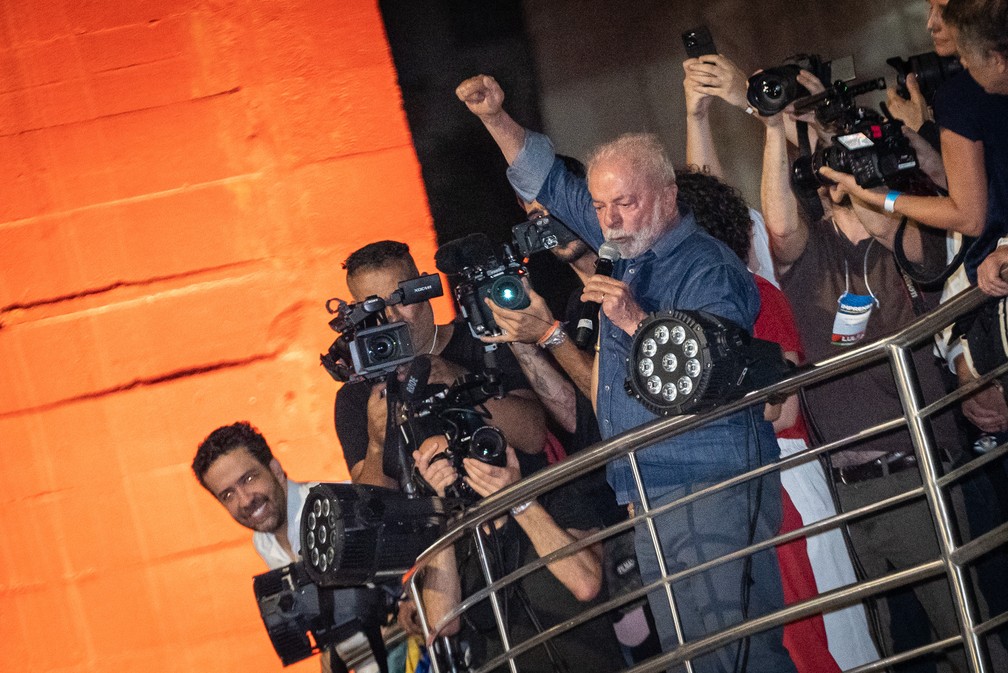 Lula ergue o punho celebrando sua vitória diante de uma multidão na Avenida Paulista em festa. Ao fundo, o deputado federal André Janones — Foto: Fábio Tito/g1