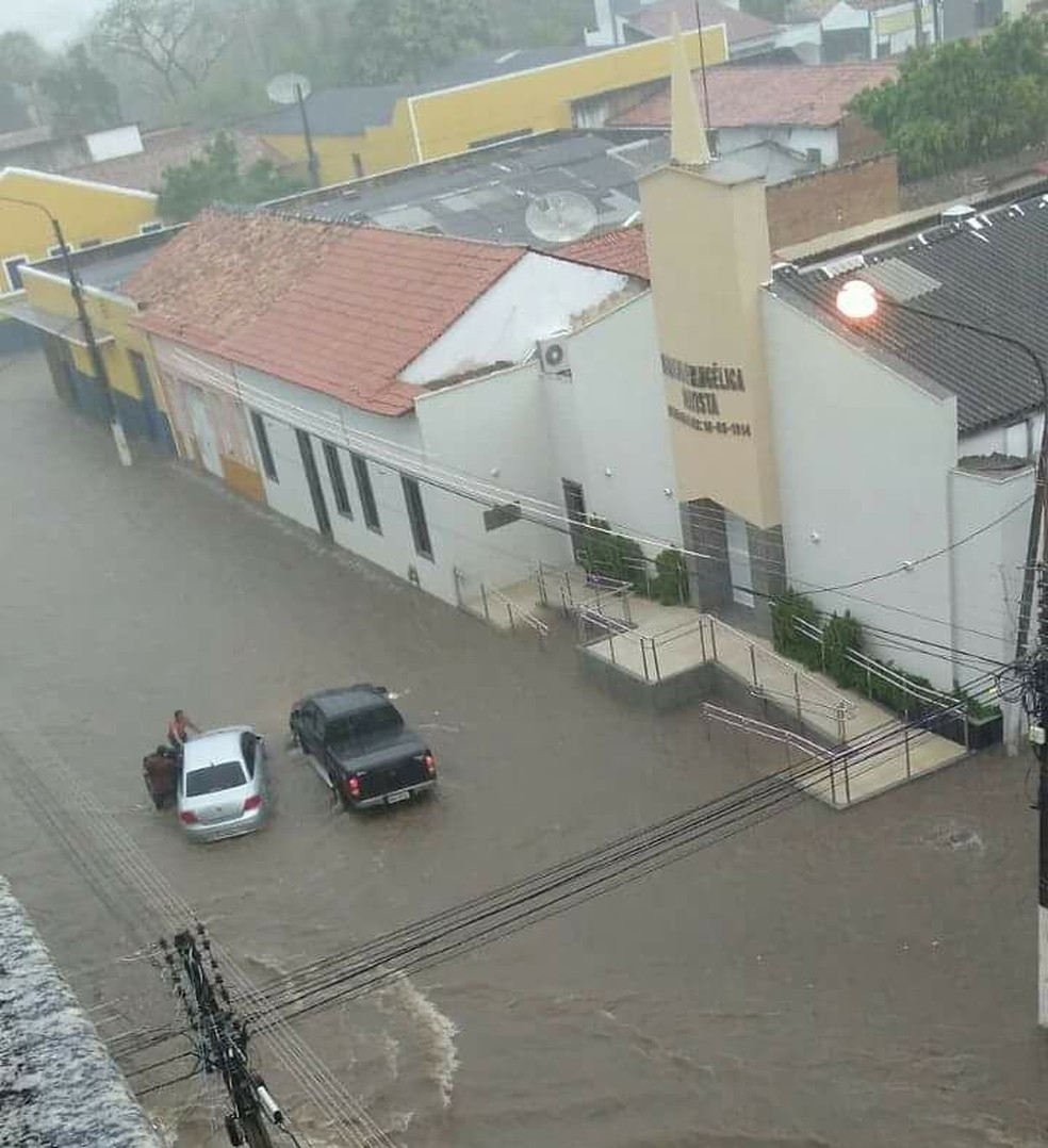 Água tomou conta das ruas da cidade (Foto: Paulo Roberto/Tv Clube)