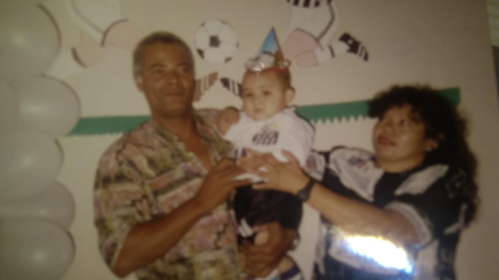 Na festa em que comemorou o batizado e o primeiro aniversário do filho Edson Arantes, o pai vestiu o bebê com a camisa do Santos — Foto: Arquivo pessoal/Edson Arantes Rufino da Silva