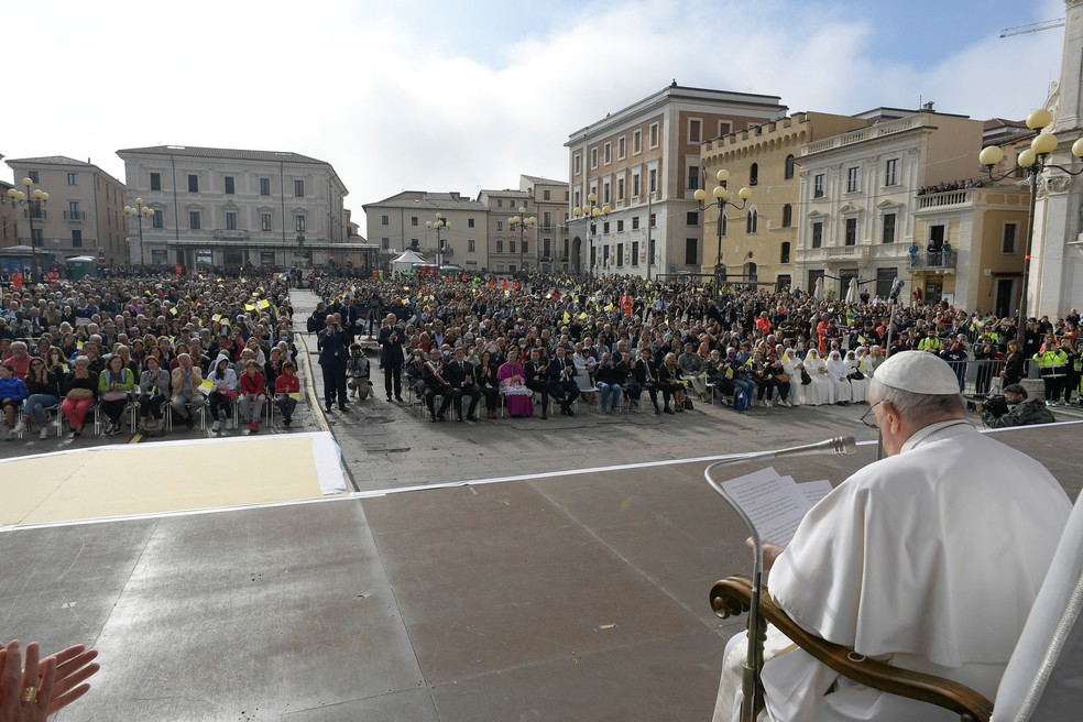Papa Francisco durante evento no centro de L'Aquila, na Itália — Foto: Vatican Media/via REUTERS
