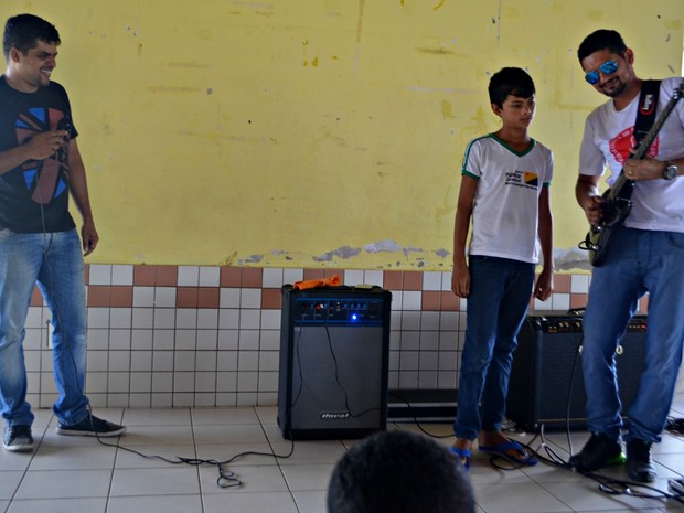 Professor Charles Félix é idealizador do Projeto Davi que leva música às escolas (Foto: Adelcimar Carvalho/G1)