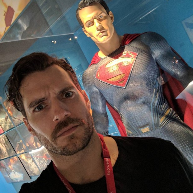 Monólogo a Três: Henry Cavill aparece vestido de Superman 
