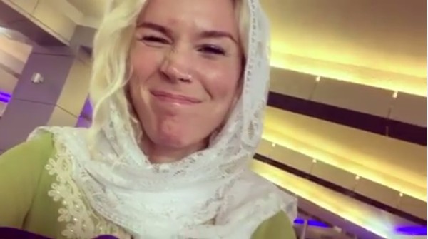 A cantora Joss Stone no vídeo em que revela ter sido detida e deportada pelas autoridades do Irã (Foto: Instagram)