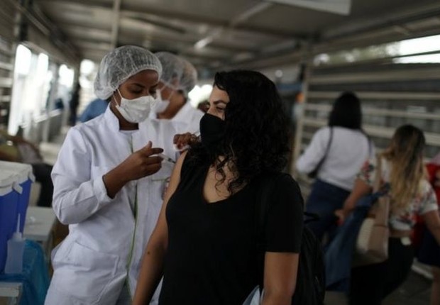 Com avanço da vacinação no Brasil, Camargo diz que o perfil de internados mudou. Agora, segundo ele, quase todos os casos graves que ele recebe são de não vacinados e idosos que tomaram a segunda dose há mais de cinco meses (Foto: REUTERS/PILAR OLIVARES via BBC News Brasil)