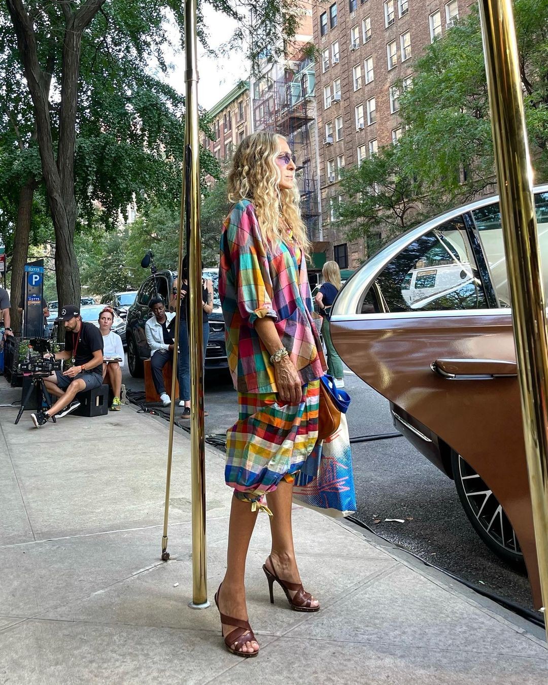 Sarah Jessica Parker com look colorido em 'And just like that...' (Foto: Reprodução Instagram / hbomaxbr)