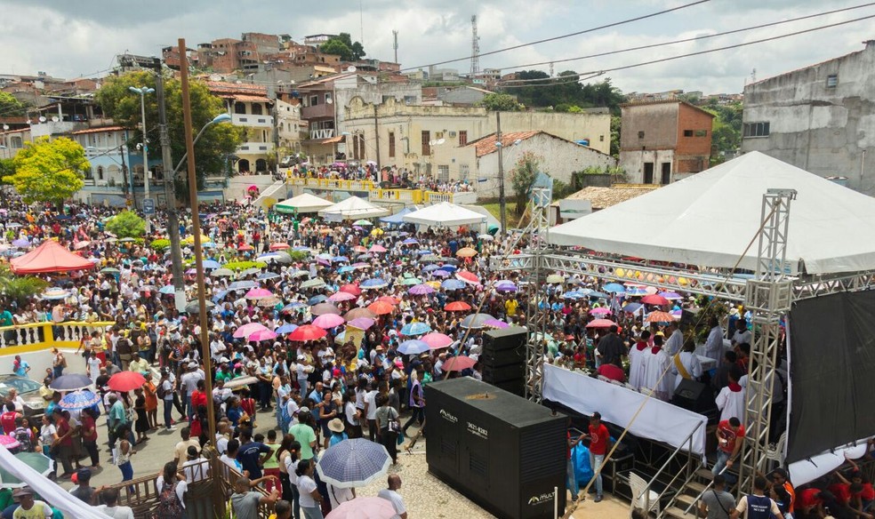 Fiéis participaram de celebração e lotaram as ruas de Candeias na manhã deste domingo (Foto: Tiago Oliveira/Santuário Nossa Senhora das Candeias)