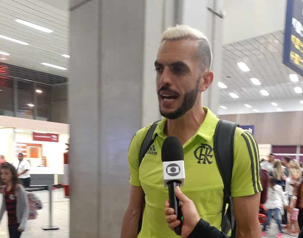 Rhodolfo concede entrevista no desembarque do Flamengo — Foto: Rodrigo Cerqueira / GloboEsporte.com