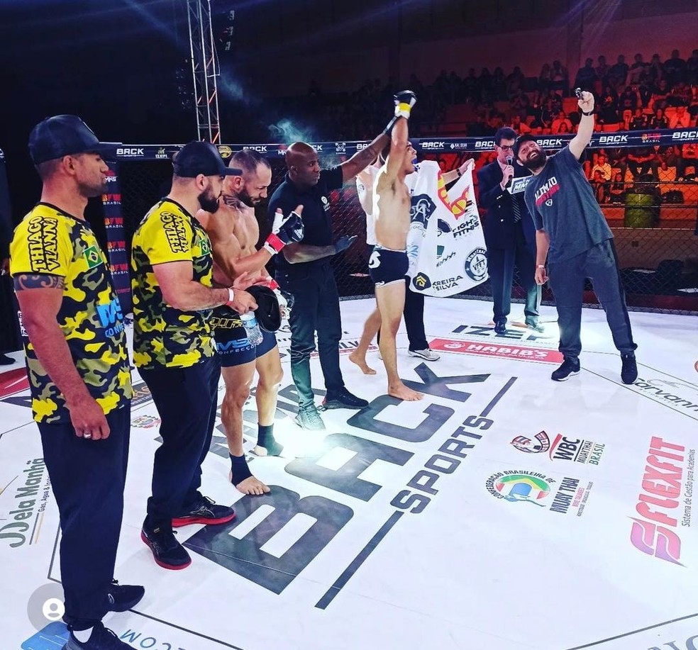 Matheus Bahia comemora primeia vitória em luta profissional — Foto: Reprodução / Fight Pro Championship