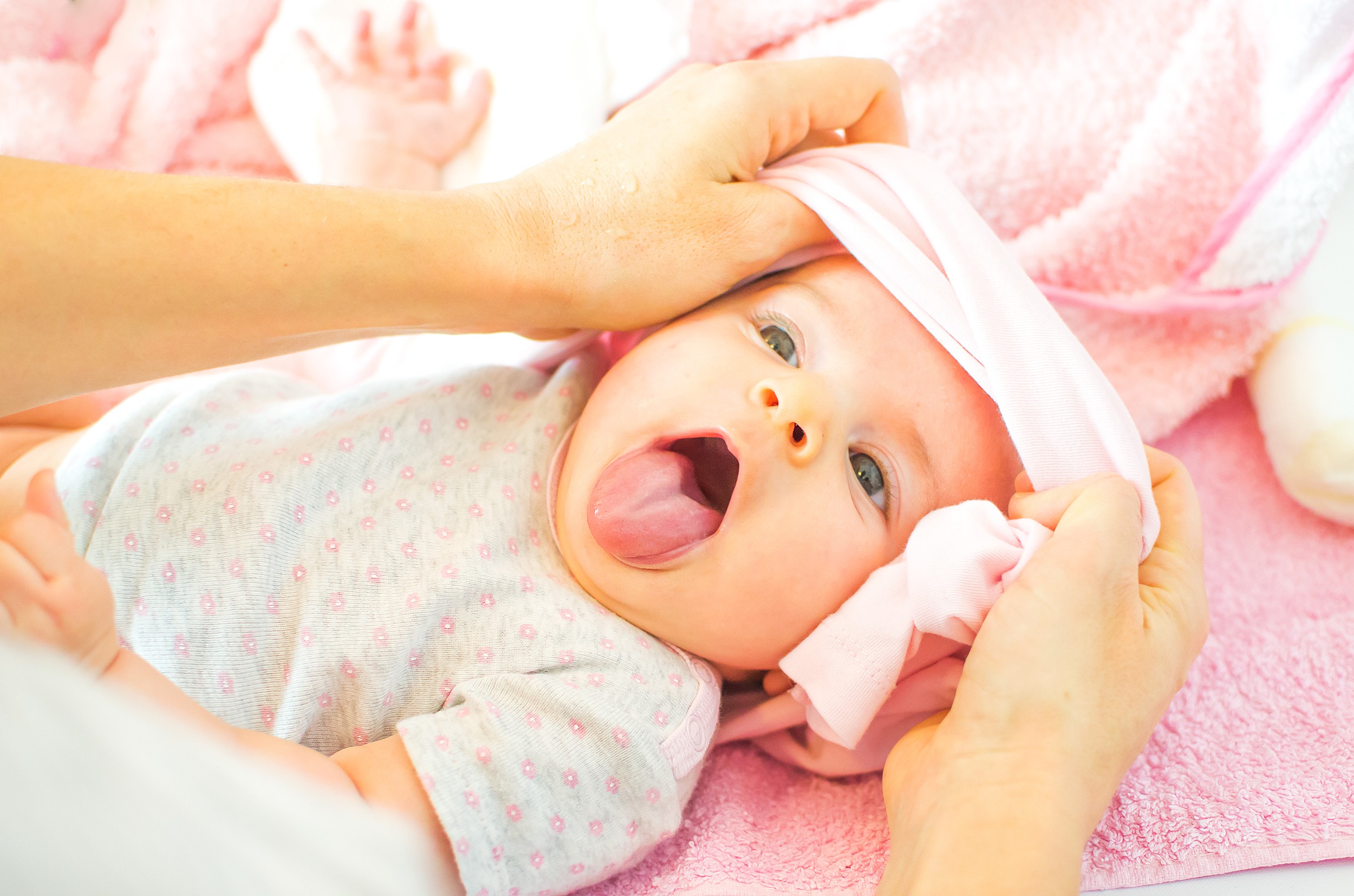 Bebê mostrando a língua (Foto: Thinkstock)