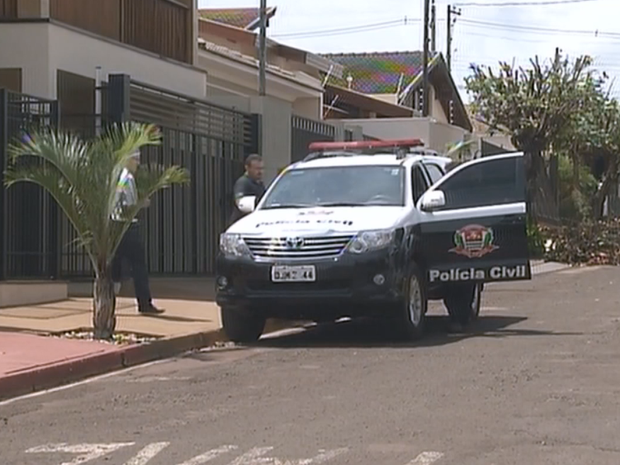 Polícia fez buscas nas casas de investigadas por desvio milionário (Foto: Reprodução/TV TEM)