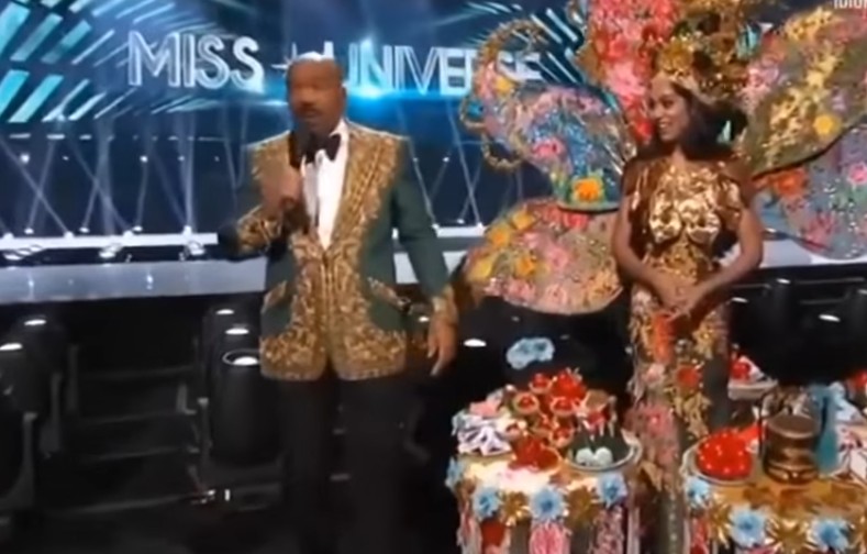 O apresentador Steve Harvey constrangido com o erro cometido por ele na edição de 2019 do concurso Miss Universo (Foto: Reprodução)