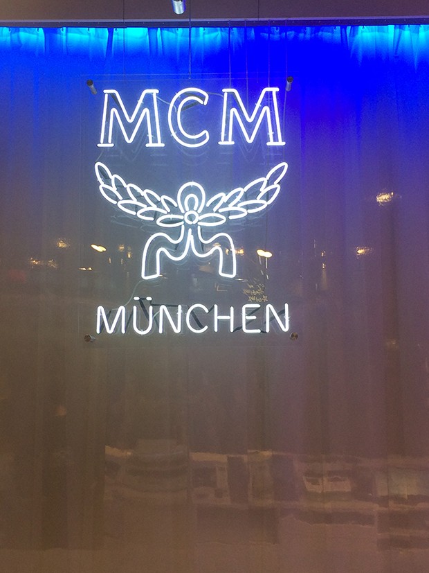 MCM signage (Foto: Suzy Menkes Instagram)