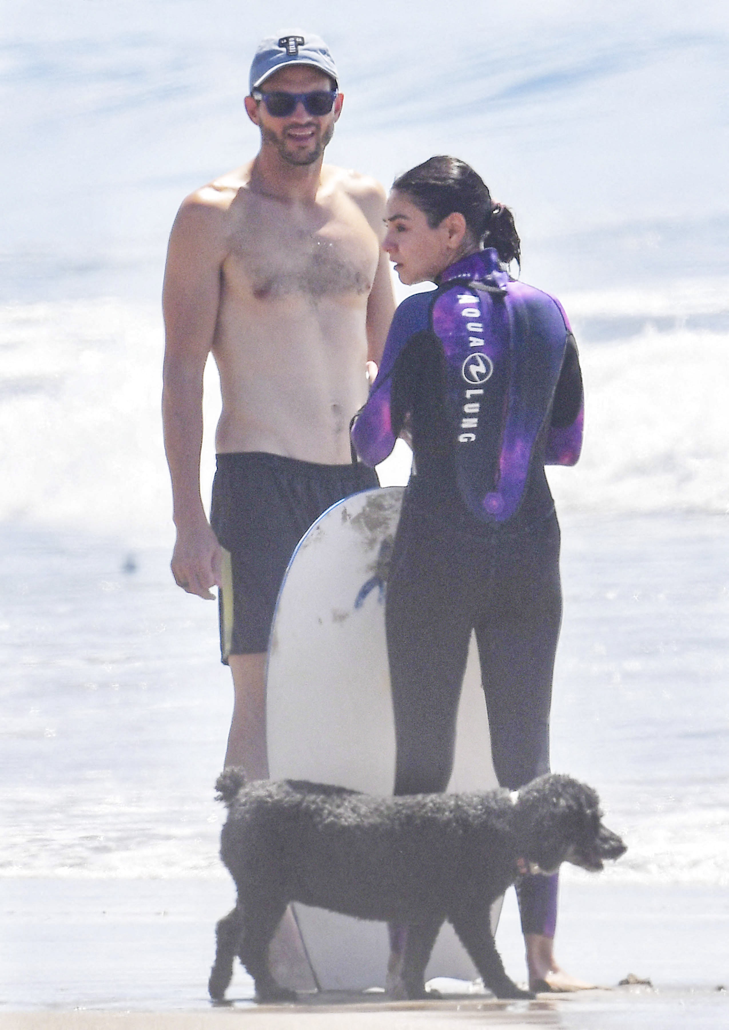 Ashton Kutcher e Mila Kunis surfaram na praia de Santa Barbara (Foto: The Grosby Group)