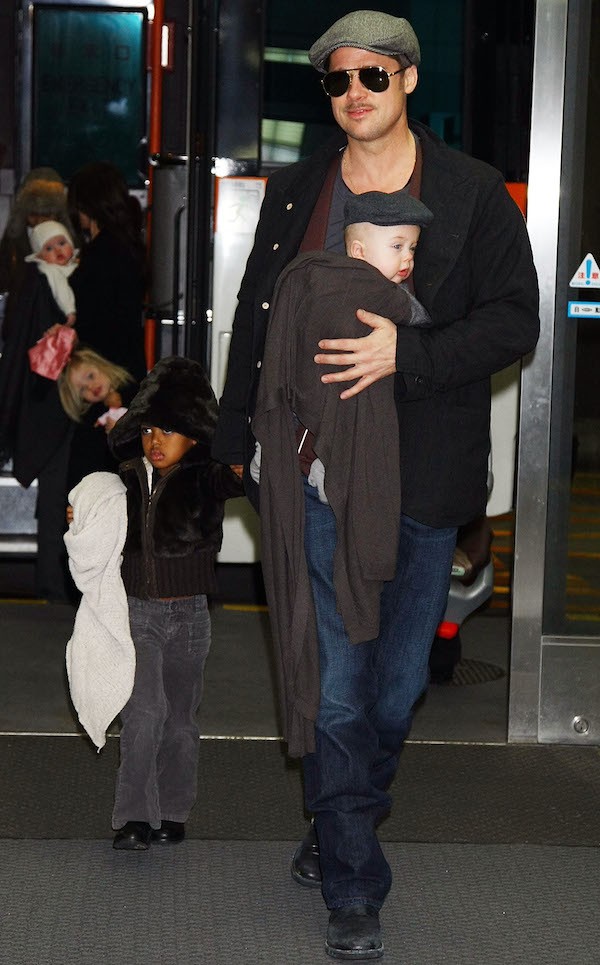 A jovem Shiloh Jolie-Pitt, ainda bebê, no colo do pai, o ator Brad Pitt (Foto: Getty Images)