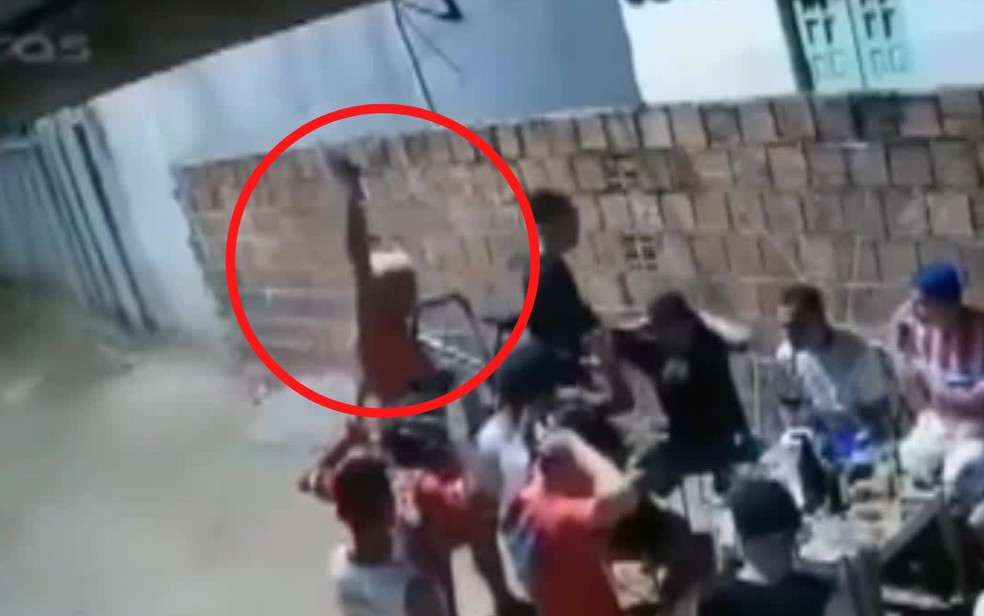 Assaltante atira para cima durante roubo a família na ceia de Natal — Foto: Reprodução/WhatsApp