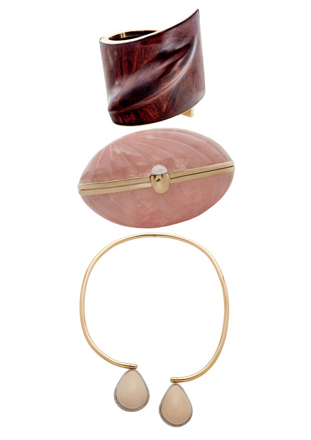 A partir do alto, bracelete de jacarandá e ouro; minaudière de quartzo rosa, ouro e diamantes; e colar de jarina, ouro e diamantes.  (Foto: Divulgação)