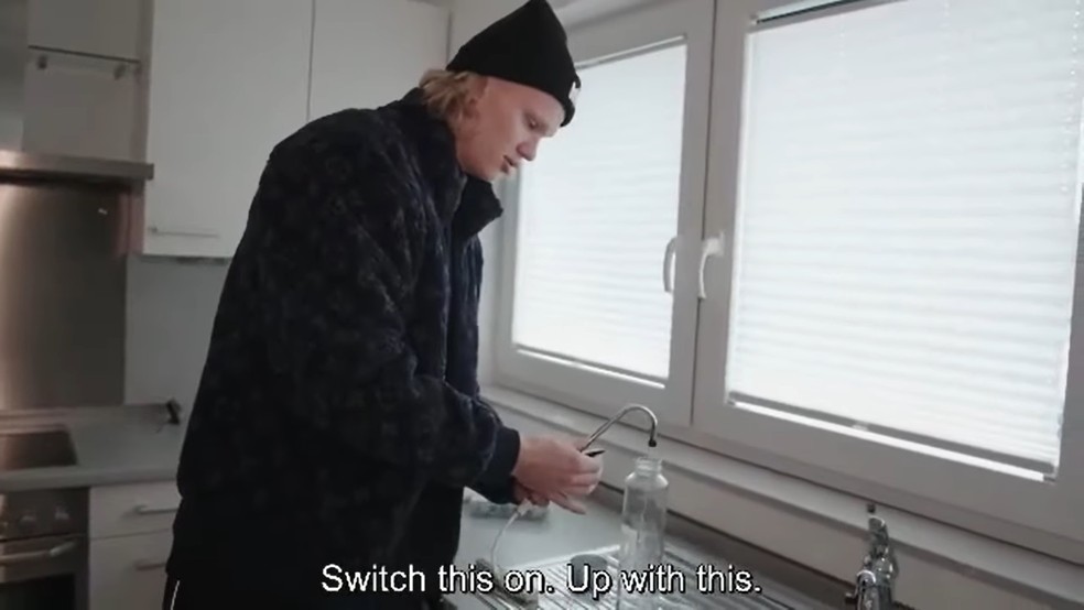 Haaland passa a água que bebe por vários filtros para garantir a maior pureza possível — Foto: Reprodução/Viaplay