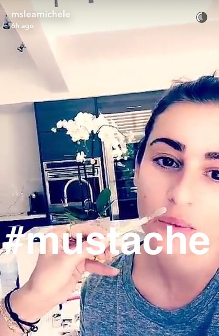 Lea Michele depila o buço e mostra no Snapchat (Foto: Reprodução/Snapchat)