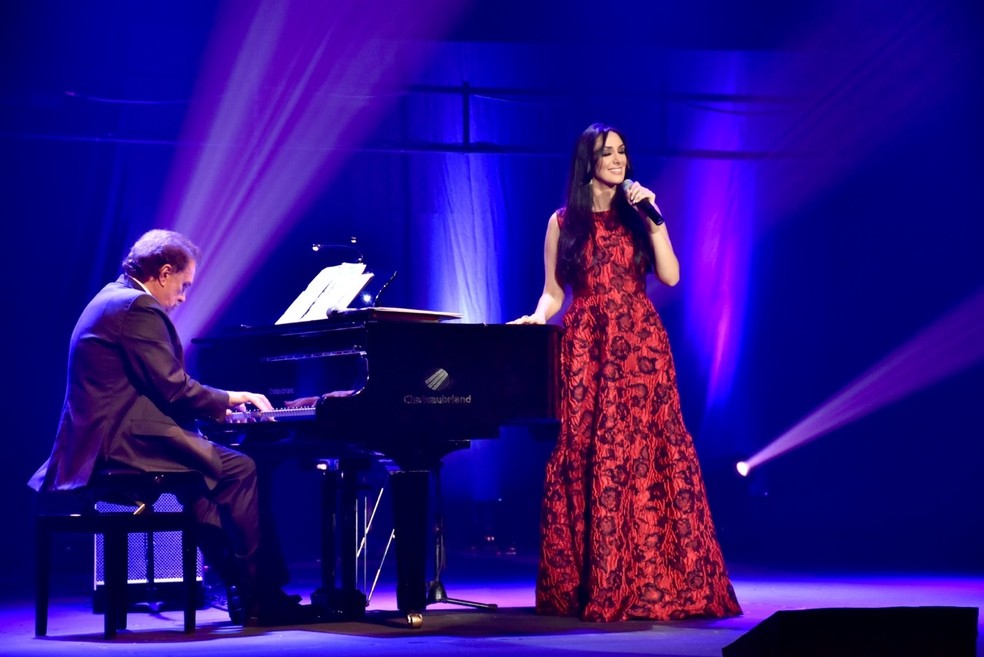 Maestro Eduardo Lages e Marina Elali durante apresentação. Show em homenagem a Roberto Carlos será nesta sexta (17) em Natal — Foto: Divulgação