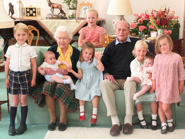 Rainha Elizabeth II e pr&iacute;ncipe Philip posam ao lado dos bisnetos em foto de 2018. Da esquerda para a direita: pr&iacute;ncipe George, pr&iacute;ncipe Louis (no colo da monarca), princesa Charlotte, Savannah Philips (atr&aacute;s), Isla Philips, Lena Tindall (colo) e Mia Tindall &mdash; Foto: Duquesa de Cambridge/Arquivo Pessoal