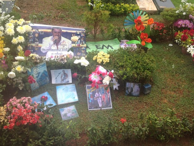 Cristiano Araújo é enterrado sob forte comoção em cemitério de