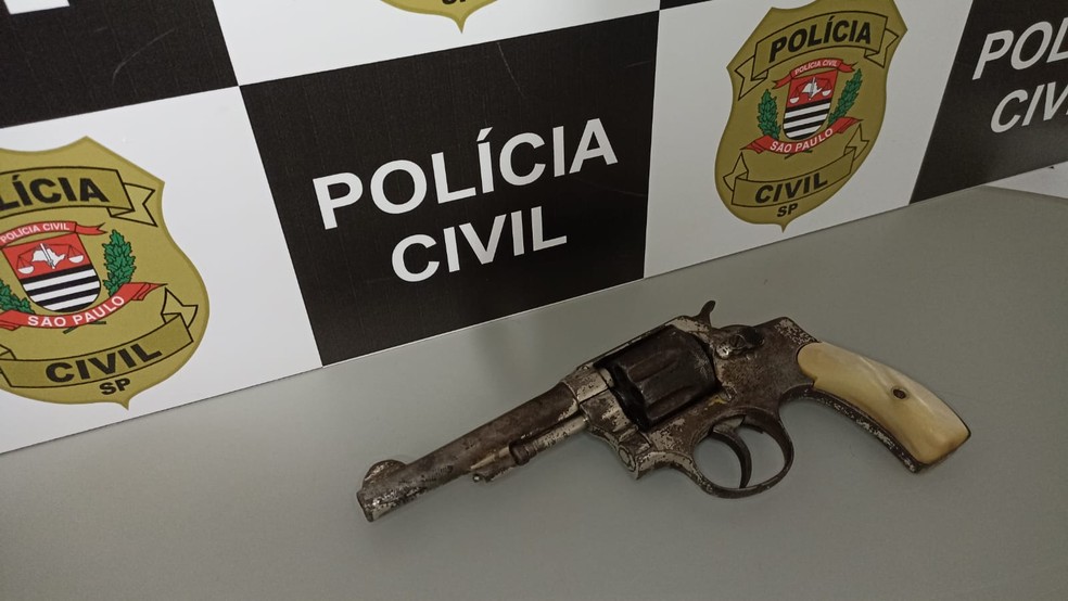 Revólver apreendido com adolescente que o levou para a escola no dia anterior em Queiroz (SP) — Foto: Polícia Civil/Divulgação