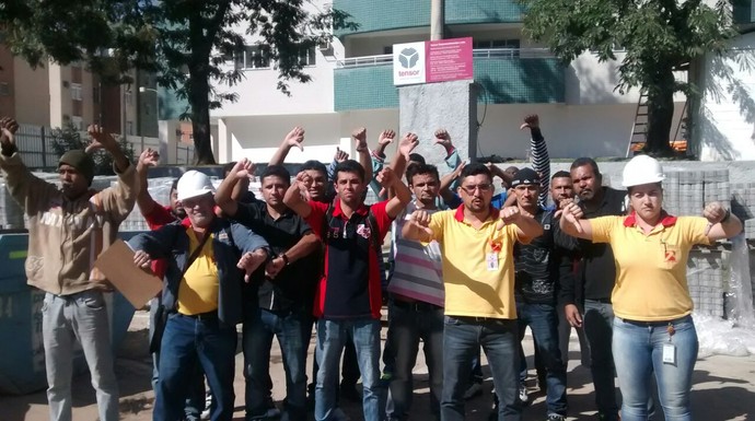 Operários protestam em frente à Vila dos Tratadores do Centro de Hipismo de Deodoro (Foto: GloboEsporte.com) Operários protestam em frente à Vila dos Tratadores do Centro de Hipismo de Deodoro (Foto: GloboEsporte.com)