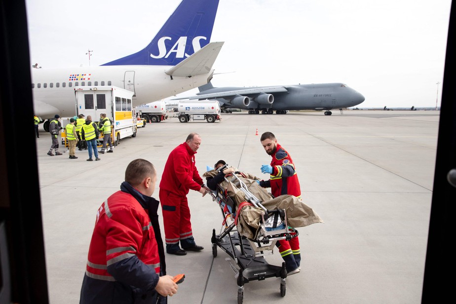 Equipe médica ucraniana transporta soldados do pais feridos para um avião de evacuação médica na Polônia
