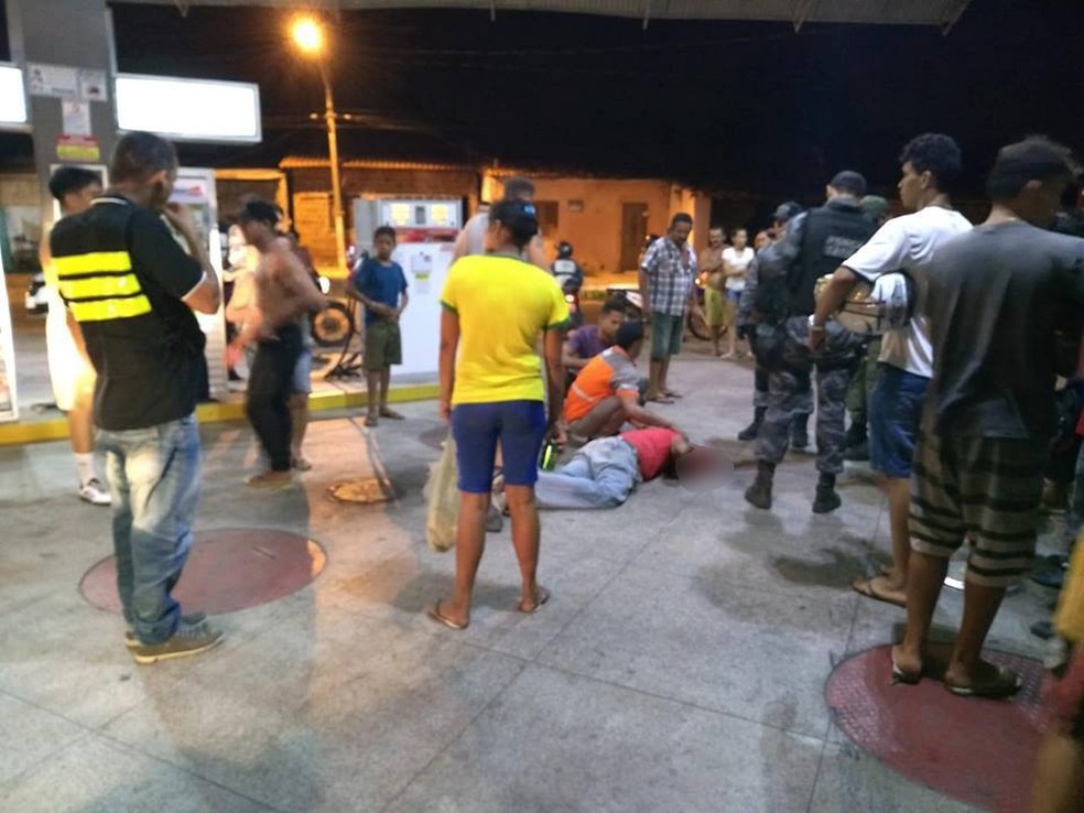 Vigia foi baleado na cabeÃ§a durante assalto a posto em ParnaÃ­ba (Foto: Carlson Pessoa/Blog do Pessoa)