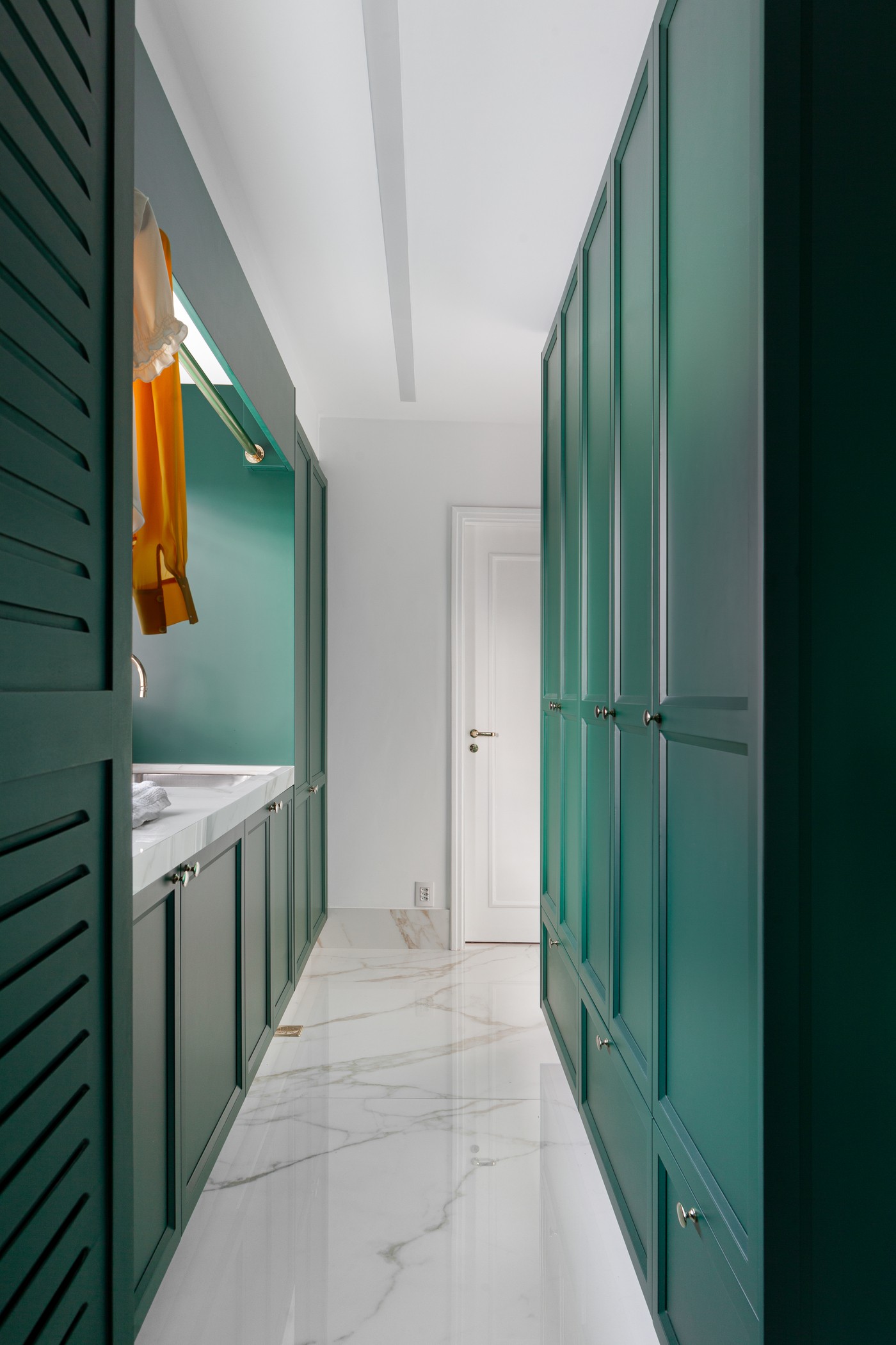 Décor do dia: cozinha integrada à lavanderia tem marcenaria verde como protagonista (Foto: Fellipe Lima)