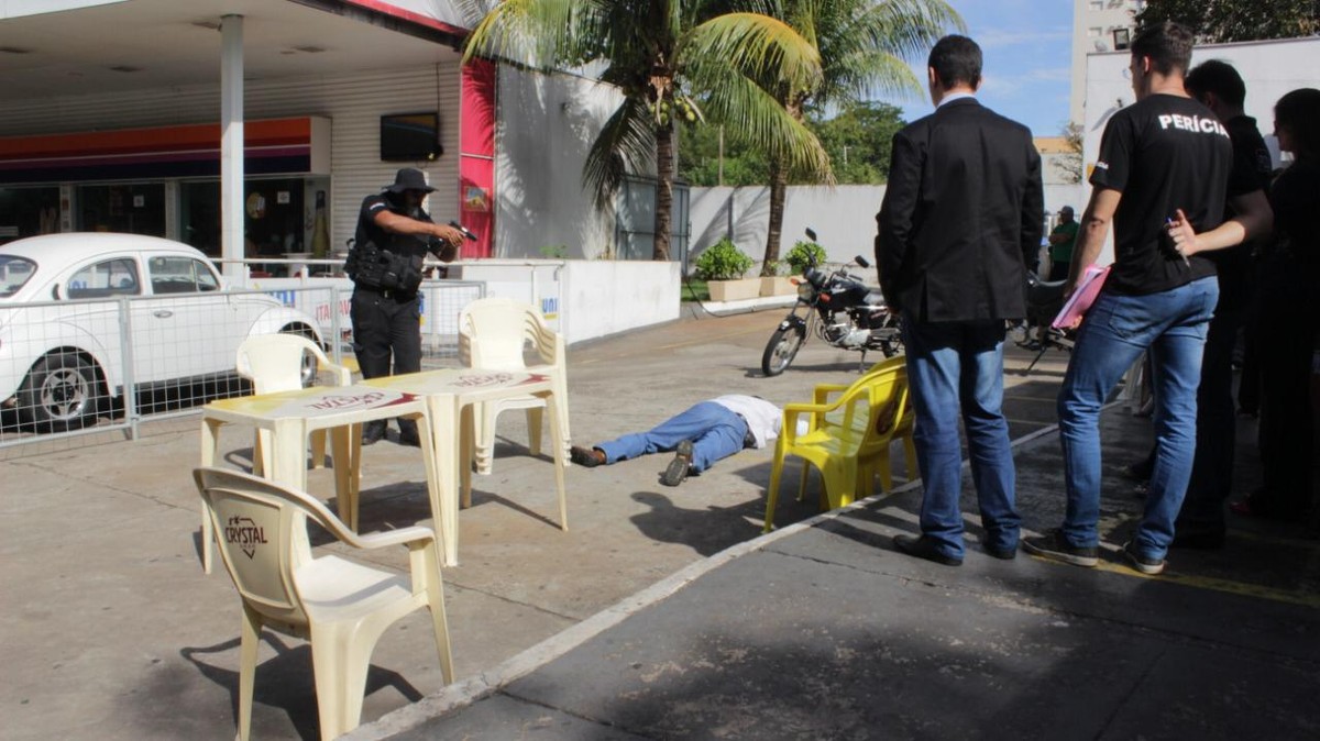 Polícia Civil Faz Reconstituição Da Morte De Homem Assassinado A Tiros Em Posto De Combustíveis