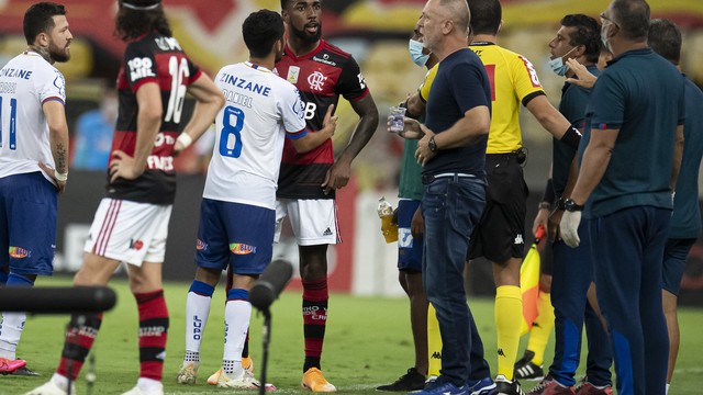 Gerson discute com Mano Menezes em Flamengo x Bahia