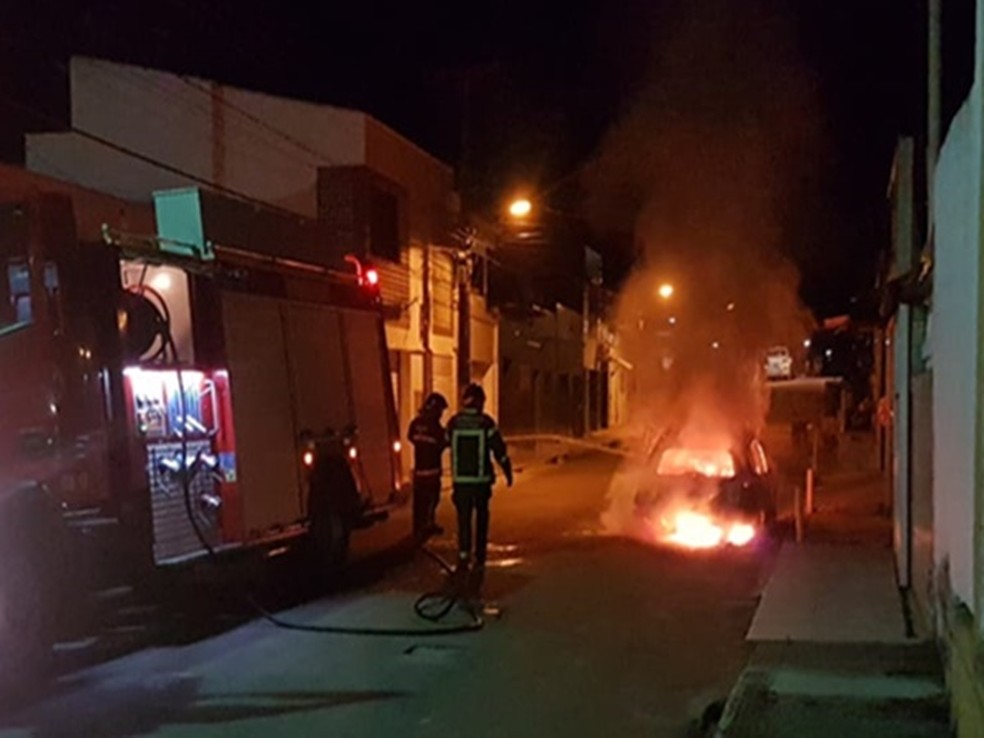 Carro pegou fogo em rua de Macaíba — Foto: CBMRN/Divulgação