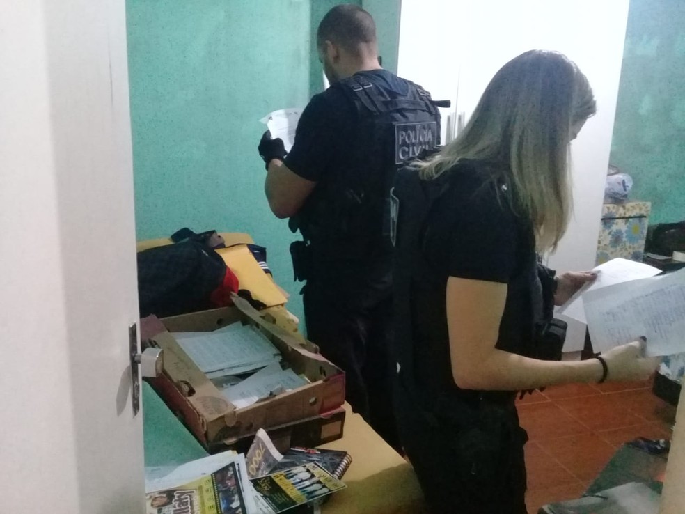 Polícia Civil cumpre quatro mandados de busca a apreensão em casas de suspeitos de fraudar editais do FAC, no DF — Foto: PCDF/Divulgação