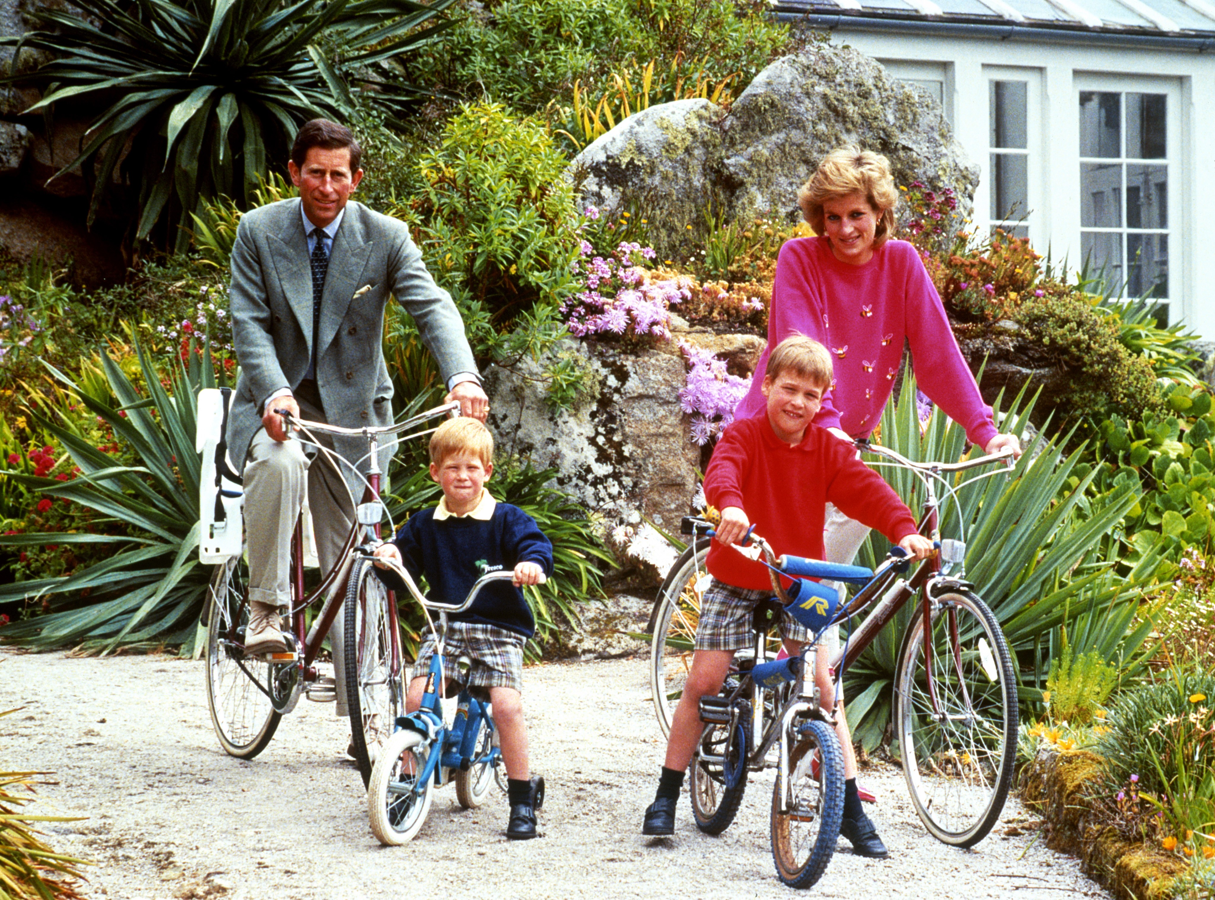 Príncipe Charles, Príncipe Harry, Príncipe William e Princesa Diana em férias na Ilha de Tresco (Foto: Getty Images)