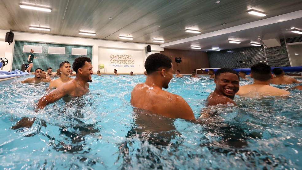 Jogadores do Palmeiras têm dia de piscina e treino regenerativo; fotos