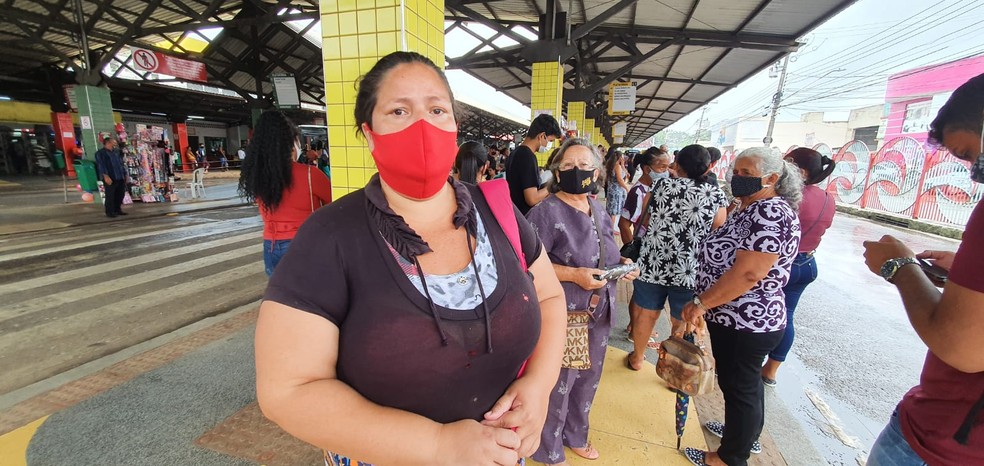 Doméstica Priscila Montenegro reclama da demora dos ônibus na capital — Foto: Andryo Amaral/Rede Amazônica