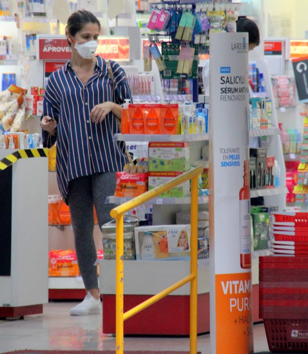Ingrid Guimarães vai de máscara a farmácia (Foto: Daniel Delmiro/AgNews)