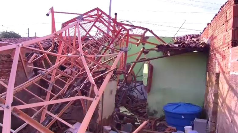 Antena de telefonia desaba sobre quatro casas durante temporal em Barbalha, no Ceará