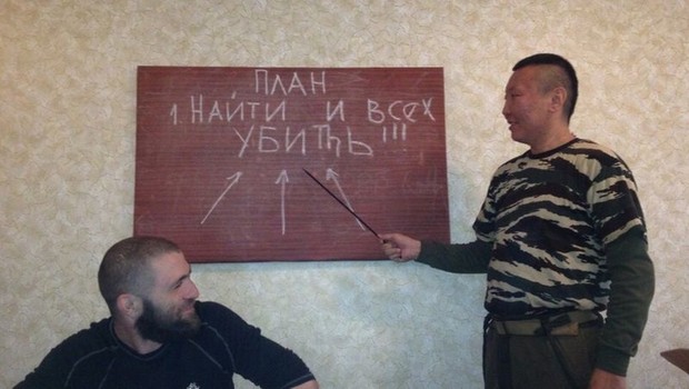 Vladimir Andanov (à direita). O quadro diz: 2016 — 'O plano. 1. Encontre e mate todos' (Foto: BBC)