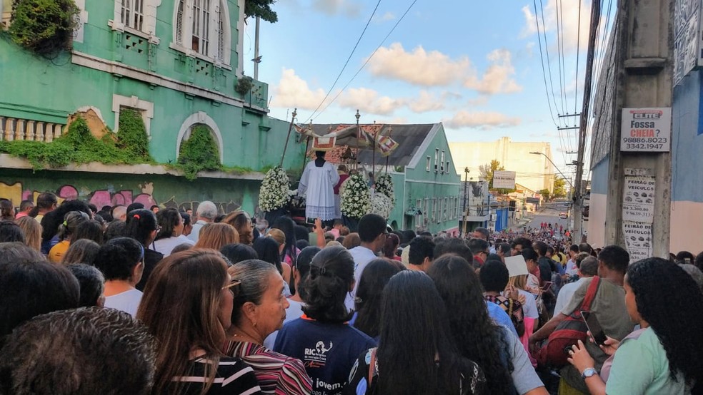 Procissão de Corpus Christi saiu da Catedral Metropolitana de Maceió em direção ao Estacionamento do Jaraguá — Foto: Matheus Tenório/G1