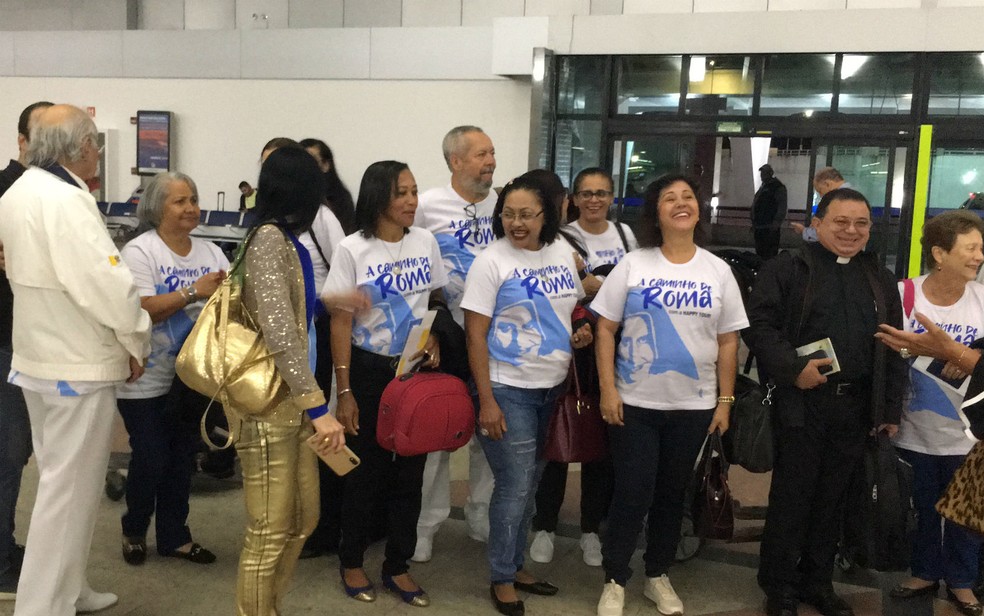 Grupo no aeroporto de Salvador para embargar com destino a Roma, para a canonizao de Irm Dulce  Foto: Alan Tiago Alves/G1