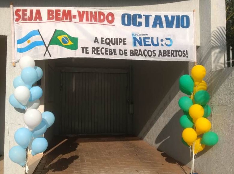 Equipe de fisioterapia aguardou Octavio com cartazes esperando que ele passasse a fronteira, em Foz do Iguaçu — Foto: Arquivo pessoal