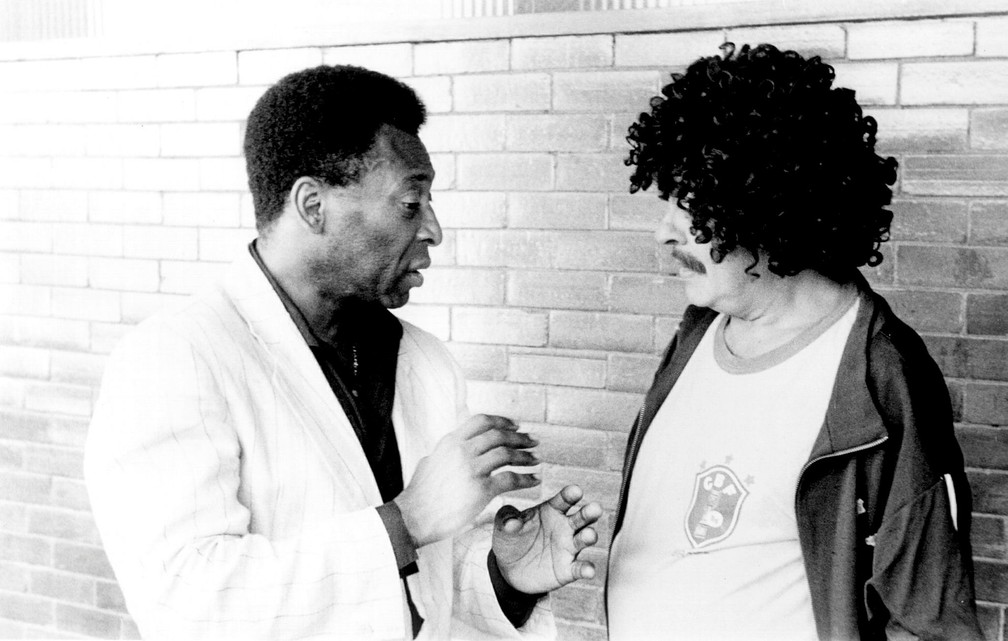 Pelé e Chico Anysio durante gravações do programa 'Chico Anysio Show' — Foto: Acervo Grupo Globo