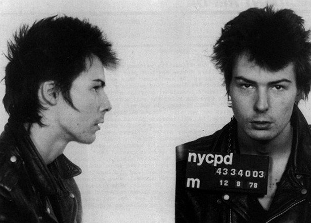 O punk Sid Vicious (1957-1979), da banda Sex Pistols, apunhalou até a morte a namorada, Nancy Spungen, em 1978. Ele confessou o crime, mas disse que não pretendia matar a mulher. Chegou a ser acusado de assassinato, porém nunca sequer chegou a comparecer aos tribunais, já que acabou morrendo de overdose no ano seguinte. (Foto: Getty Images)