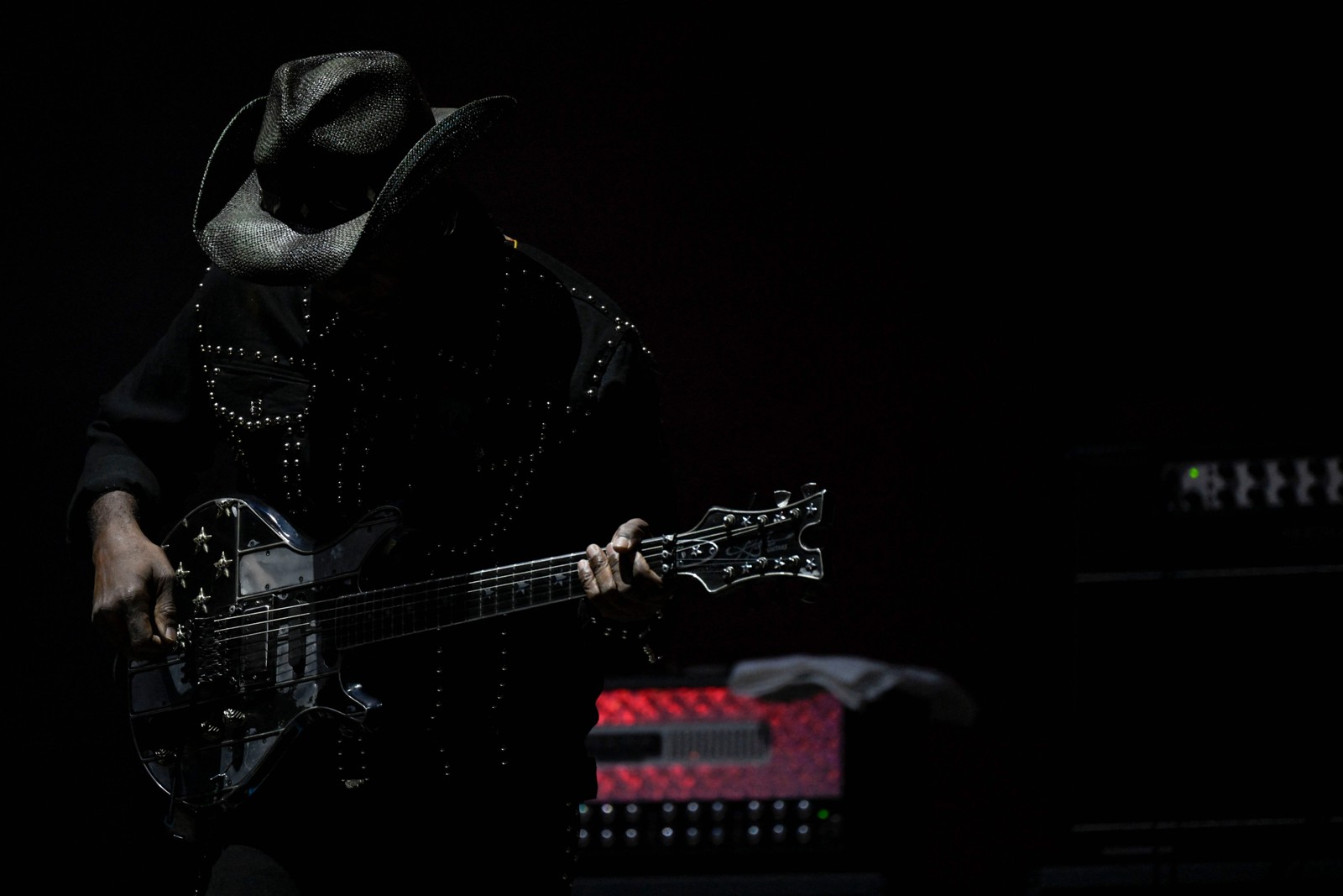 O guitarrista norte-americano Vernon Reid se apresenta durante o show da Living Colour — Foto: Mauro Pimentel/AFP 