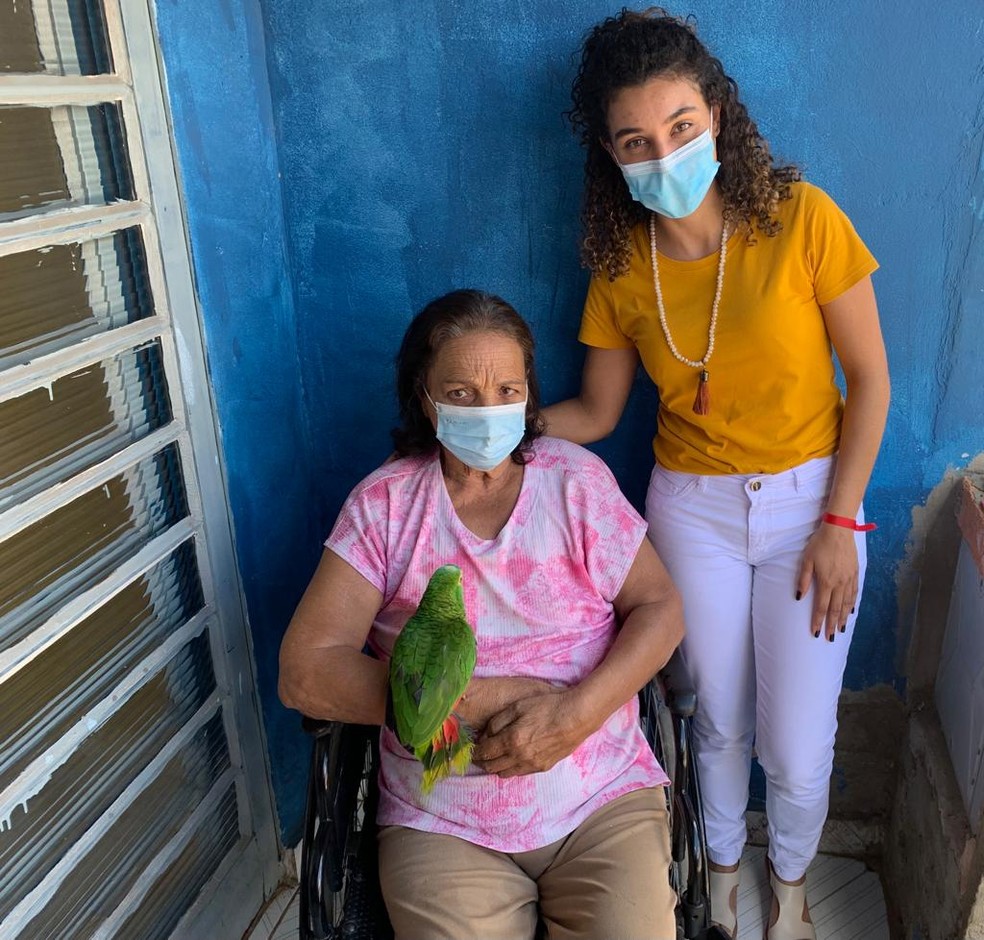 Idosa de Porangaba que teve papagaio apreendido recupera ave de estimação após pedido ao MP — Foto: Arquivo pessoal
