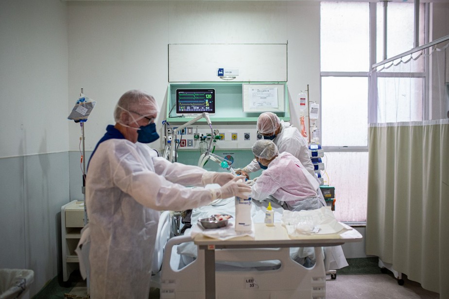 Médicos cuidam de um paciente no Hospital Miguel Couto, no Rio